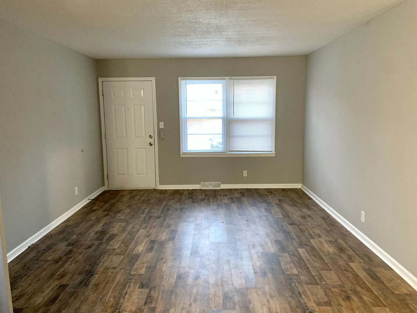 2 bed 1 bath Apt — Photo 1