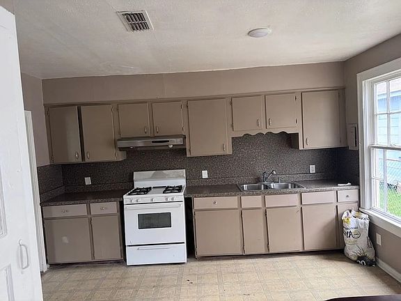 3rd image of 323 Kelly St