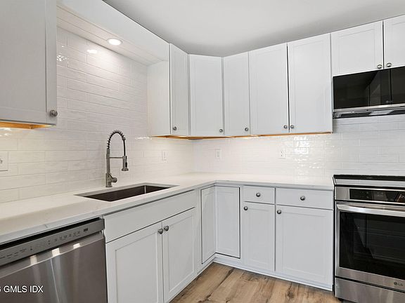 5th image of 79 View St W