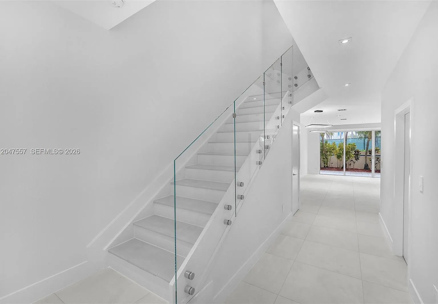 4 bed, 3.0 bath, 2406 sqft, $6,700 — Photo 4
