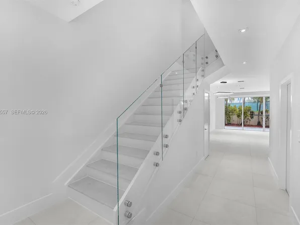 21391 Marina Cove Cir, Miami, FL