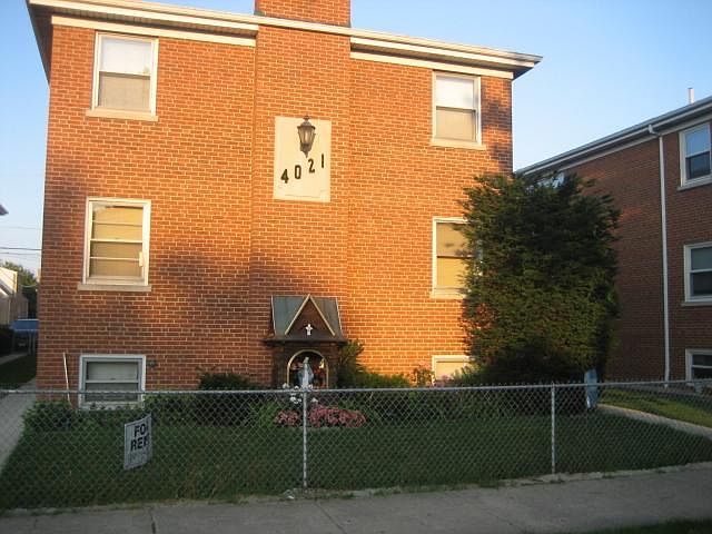1st image of 4021 N McVicker Ave APT 1E