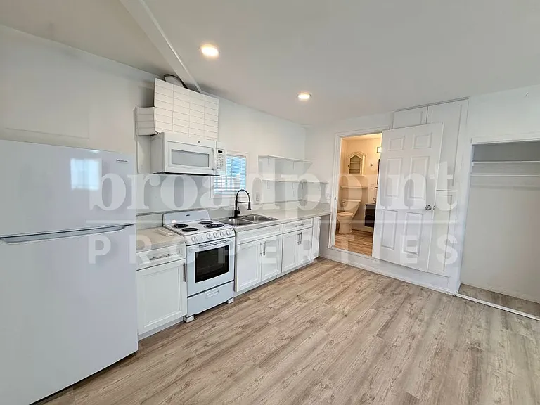 702 Pitman St #B — Photo 8