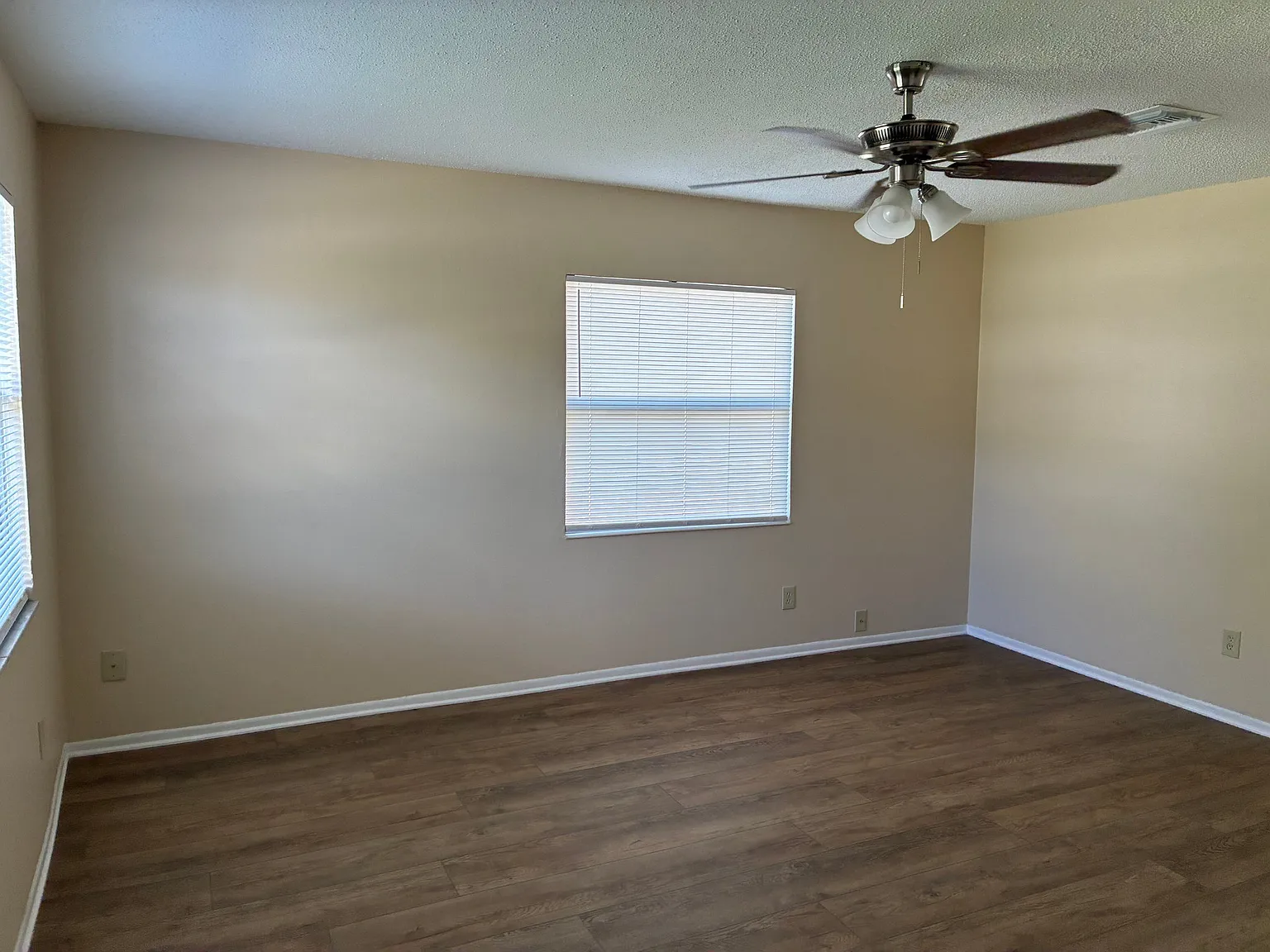 3 Bedroom 2.5 Bath with Den 2 Story home — Photo 4