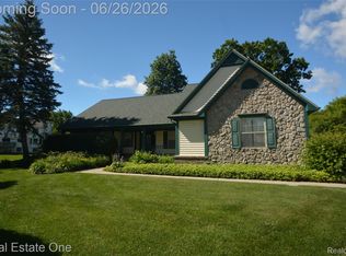 2140 W View Ct, Lake Orion, MI 48360