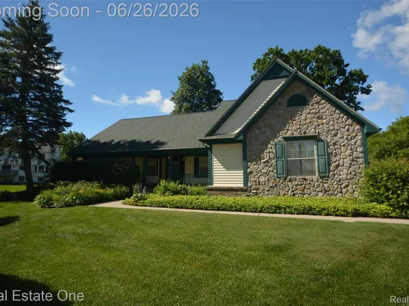 2140 W View Ct, Lake Orion, MI 48360