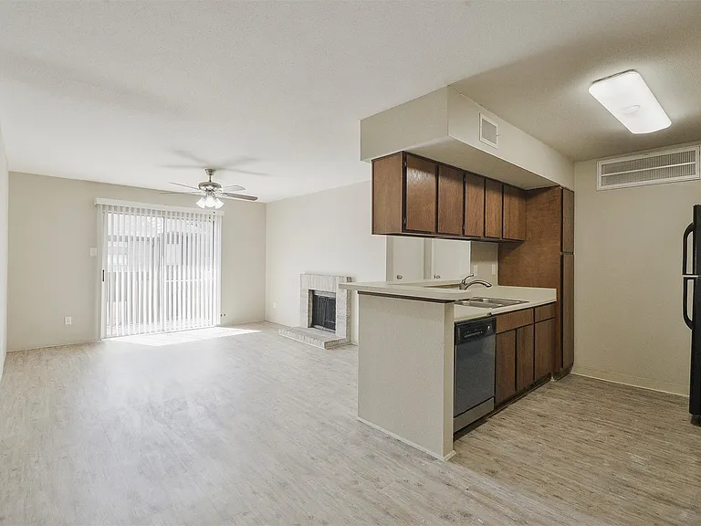 12905 Woodforest Blvd #704 — Photo 7
