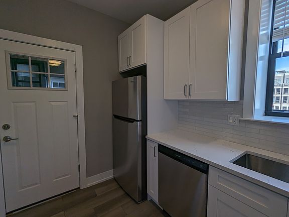 5th image of 3933 N Janssen Ave #3941-W2