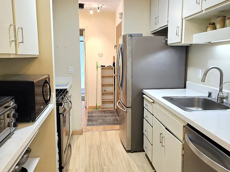 2700 Le Conte Ave #306 — Photo 9