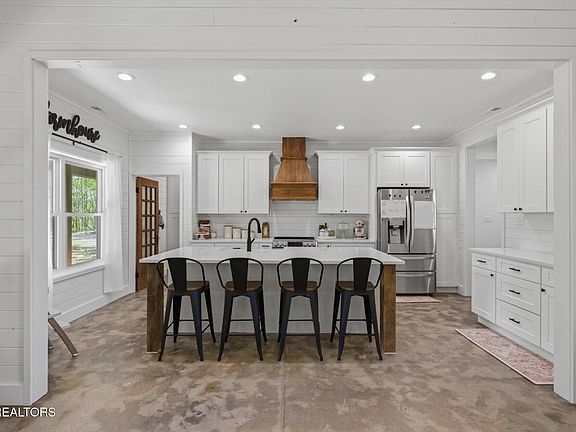 15th image of 8212 Barker Rd