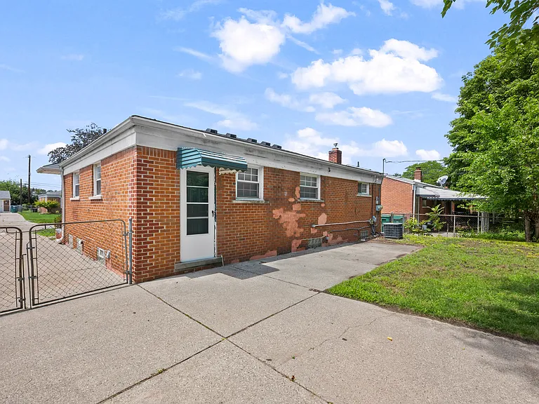 140 Hubbard St — Photo 4