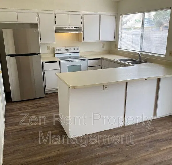 5233 W Altadena Ave — Photo 2