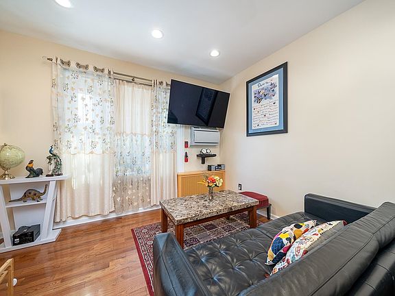 3rd image of 461 Mallory Ave #1