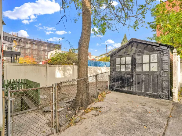 23-13 Ditmars Boulevard image 16 of 18