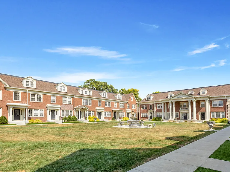 Buckingham & Balmoral Apartments — Photo 30