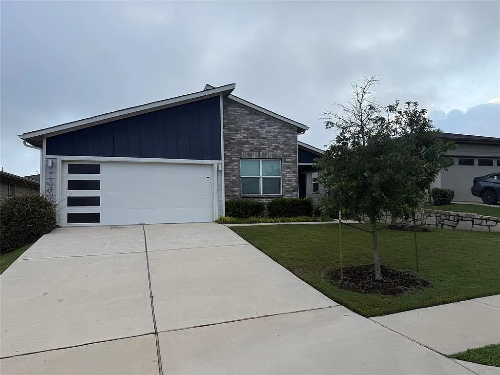 4 bed, 2.0 bath, 1861 sqft, $2,300 — Photo 2