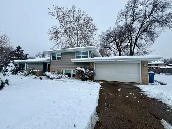 108 W 15th Ave, Coal Valley, IL 61240