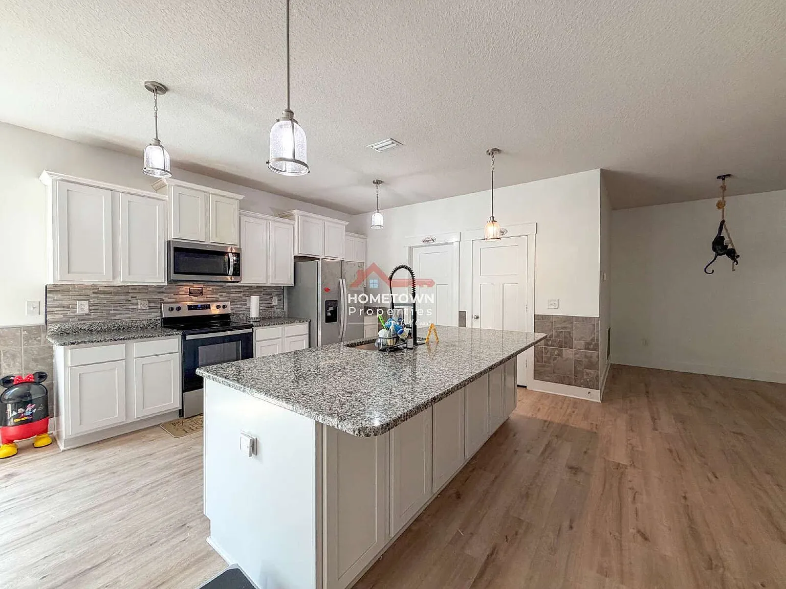 4 bed, 3.0 bath, 2304 sqft, $2,500 — Photo 3