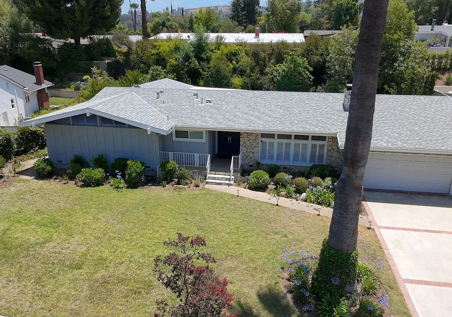 Beautiful One Level, 3 Bedroom, 3 Bathroom Tarzana Pool Home for Lease! — Photo 2