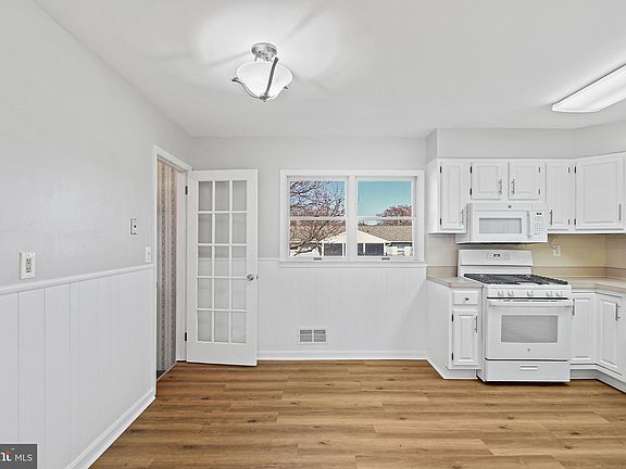 5th image of 104 Condon Ave