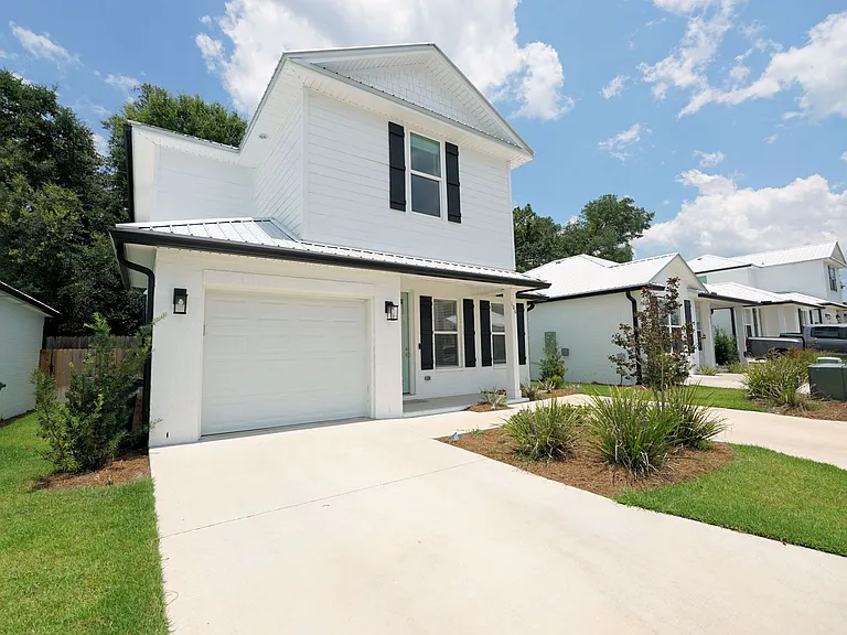 106 Penny Ln — Photo 2