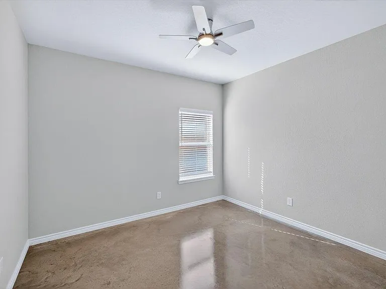 412 W Avenue C — Photo 30