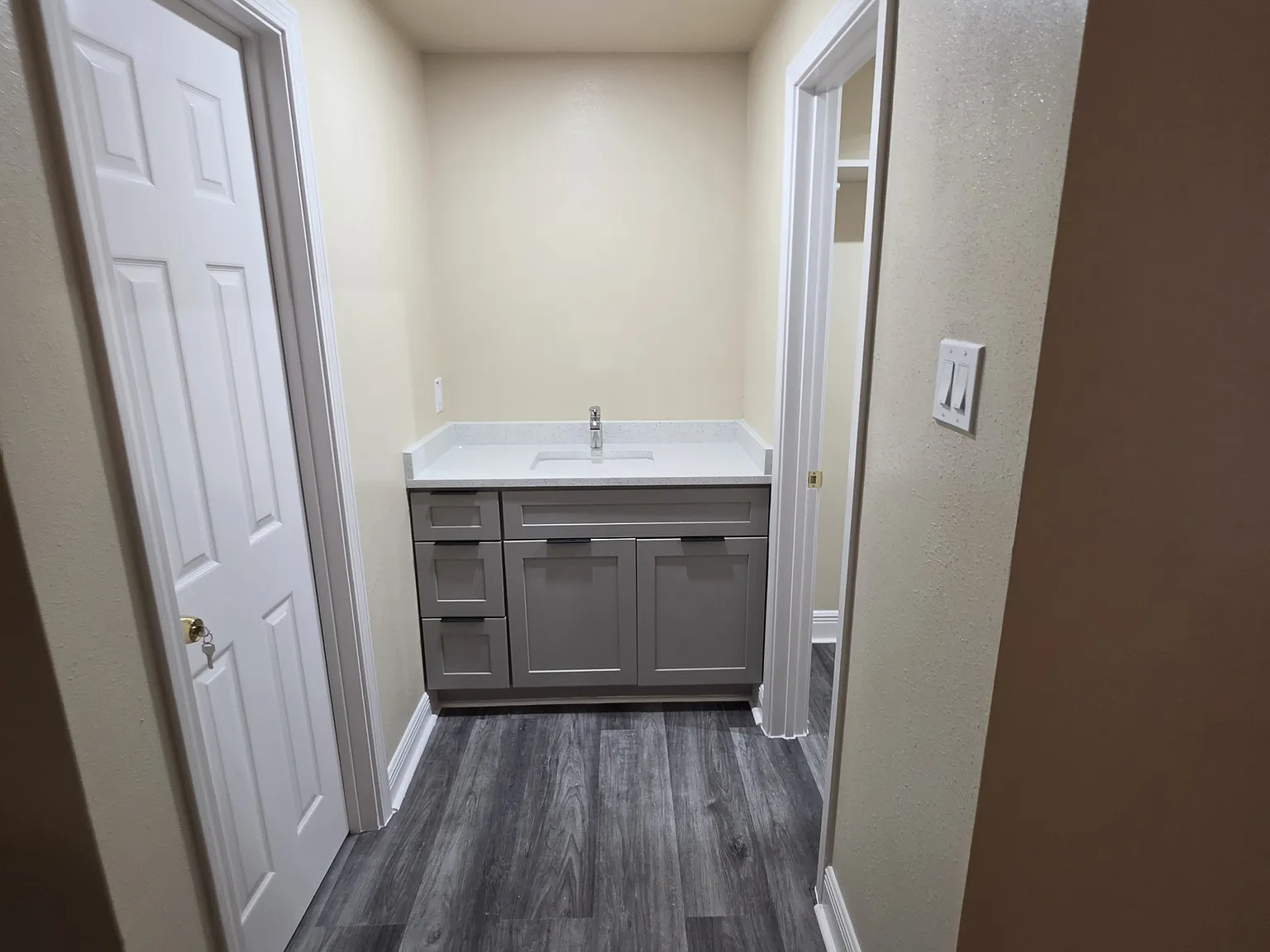 318 Glenmore Dr — Photo 2