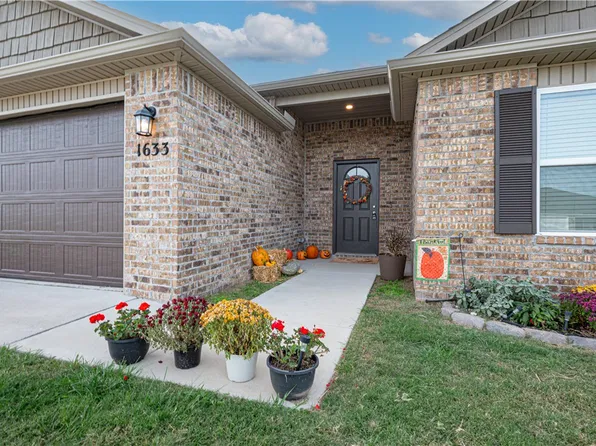1633 Ace Ave, Gentry, AR 72734