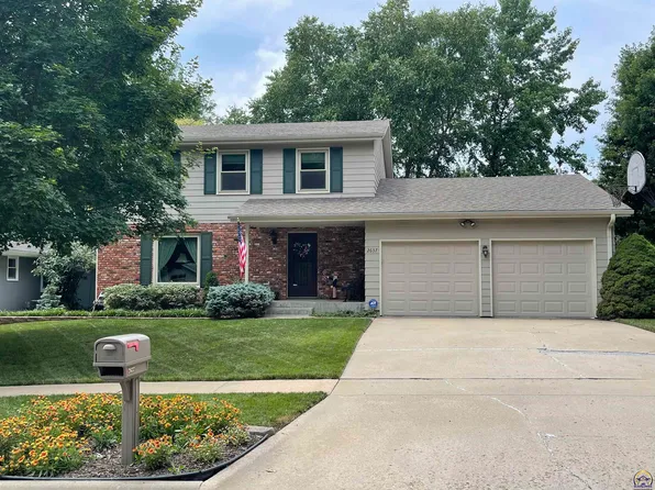 2637 SW Ashworth Pl, Topeka, KS 66614
