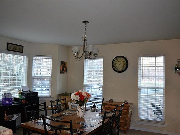 4th image of 382 Boxwood Ln