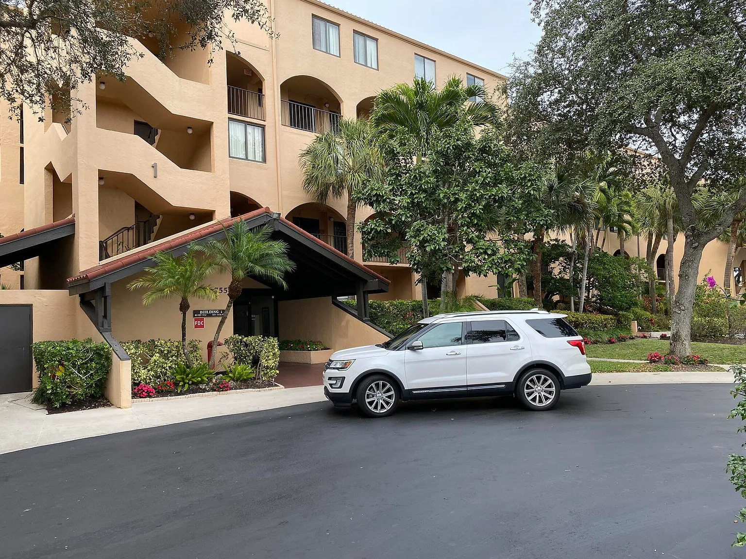 2 bed, 2.0 bath, 1175 sqft, $4,700 — Photo 2