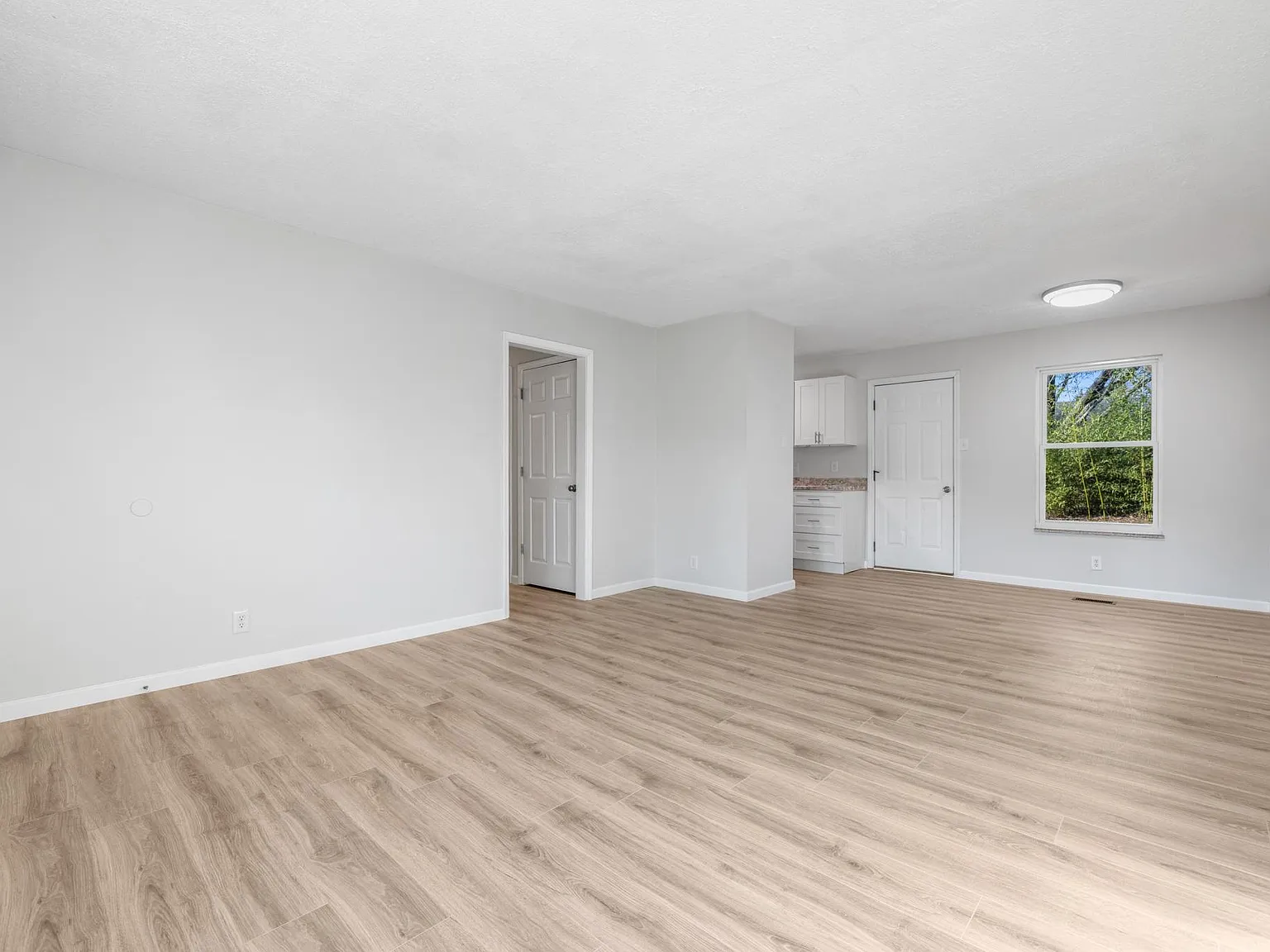 1025 Roswell Rd — Photo 3