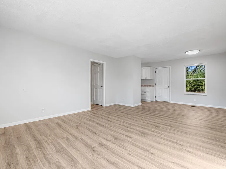 1025 Roswell Rd — Photo 3