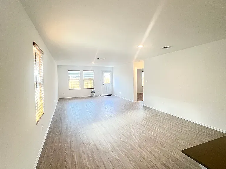 4 bed, 1627 sqft, $1,600 — Photo 3