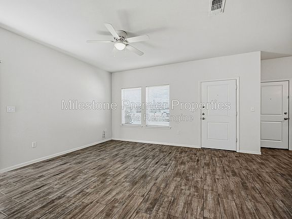 5th image of 2333 N Hickory St