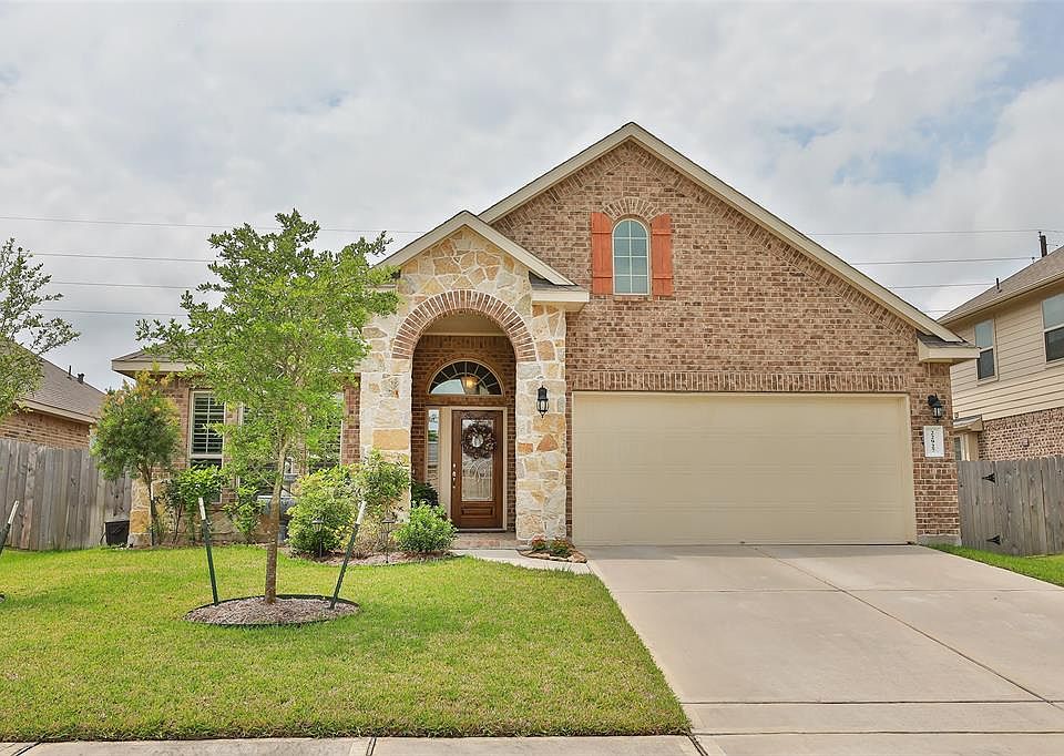 Beautiful D.R. Horton 1.5 story in Willow Lake Village