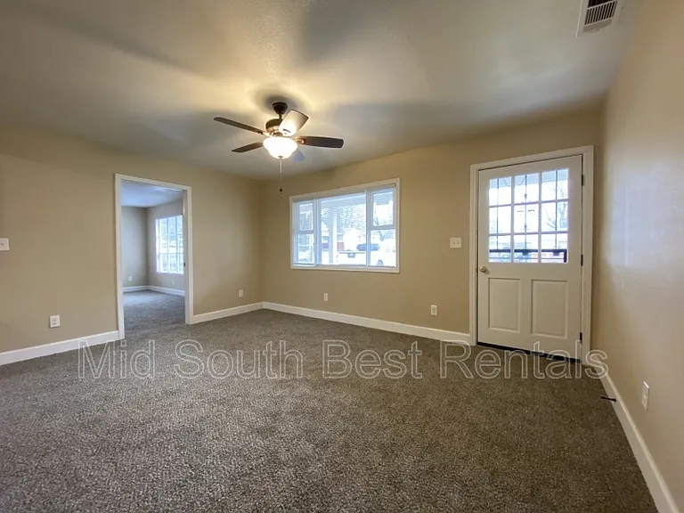1004 Floyd Ave — Photo 2