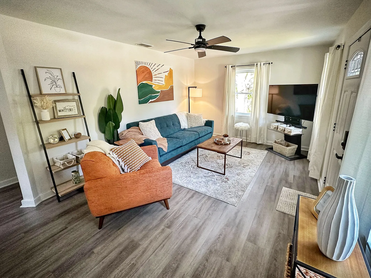 2 bed, 912 sqft, $2,700 — Photo 2
