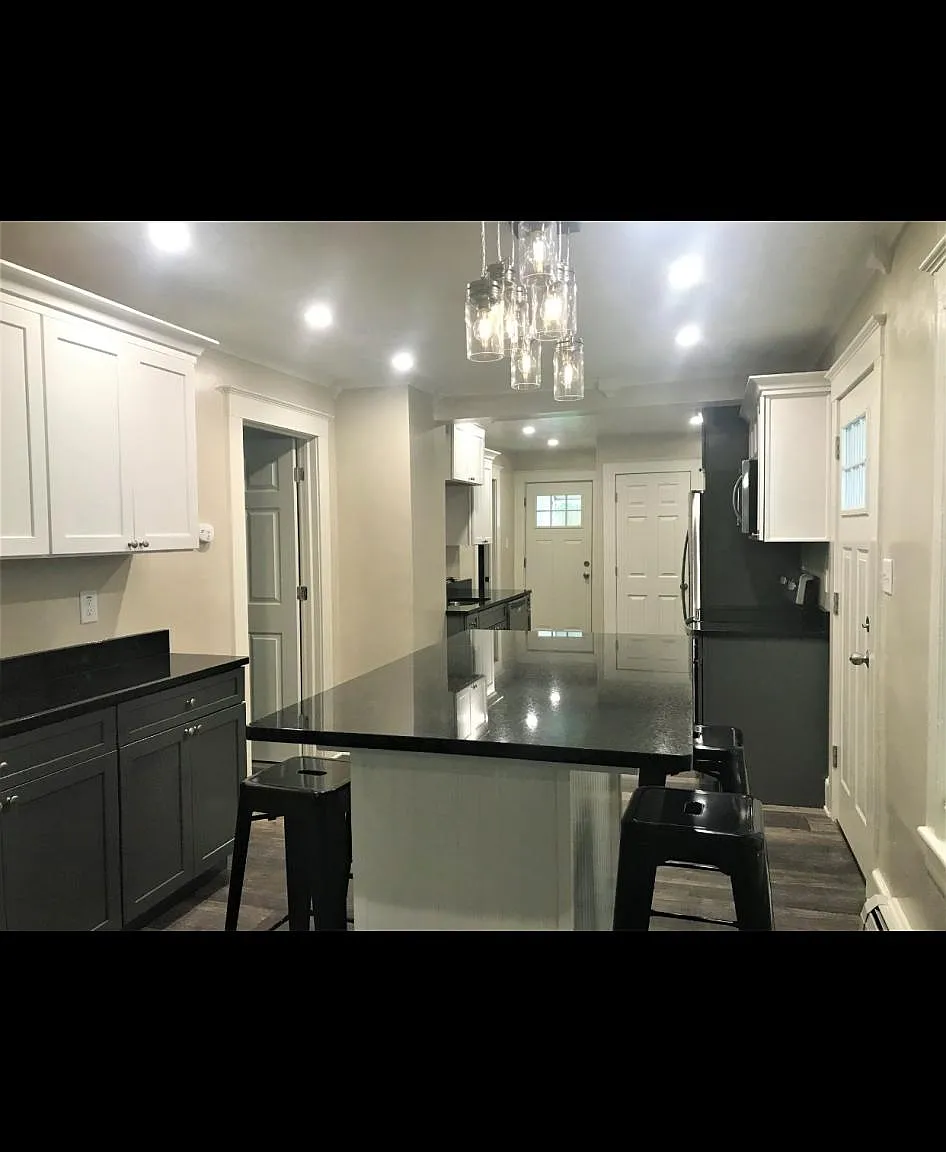 8 bed, 2932 sqft, $6,800 — Photo 1