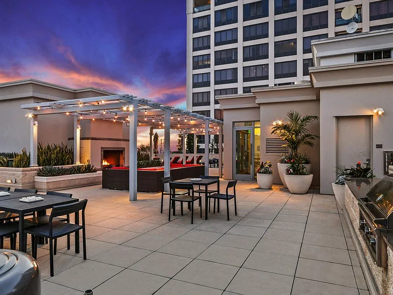 Wilshire Victoria Westwood Apartments — Photo 19