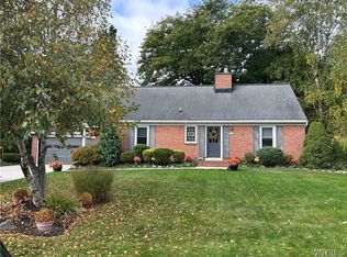 4162 Vinewood Dr, Williamsville, NY 14221