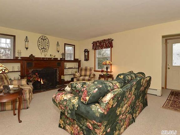 4th image of 48 Hallock Ave