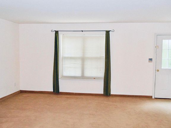 5th image of 22 Majestic Woods Dr