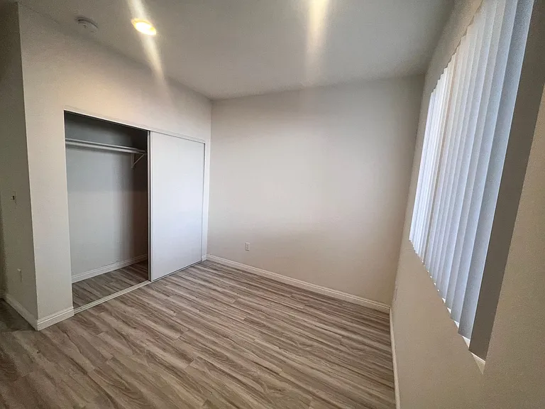 6829 Simpson Ave — Photo 10