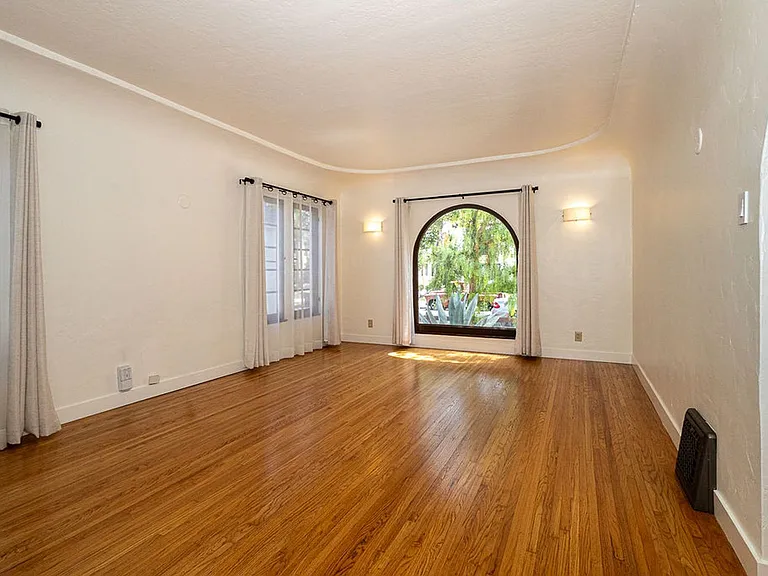 1221 S Sycamore Ave — Photo 9