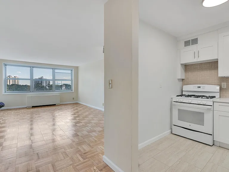 2000 Linwood Ave #7N — Photo 1