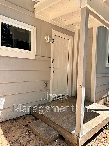 102 7th St SW #3 Photo 1