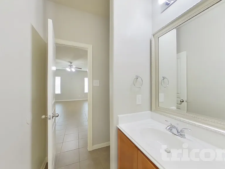 2122 Hackberry Bank Ln — Photo 12