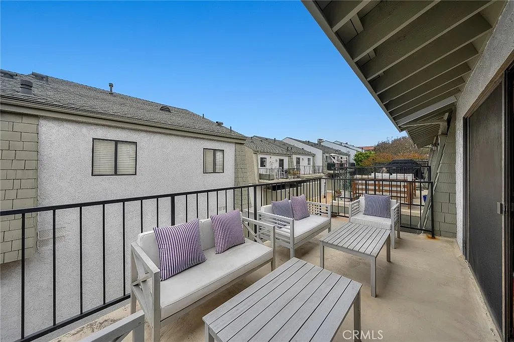 2 bed, 1352 sqft, $4,500 — Photo 4