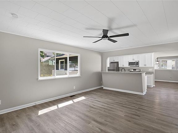 3rd image of 1073 Scenic Blvd